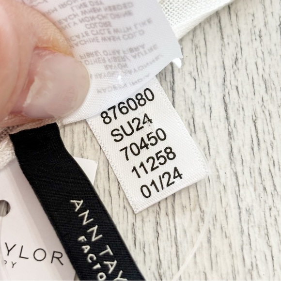 New ANN TAYLOR FACTORY Women’s Ivory Gold Woven Multifunctional Scarf 29”X53” - Picture 8 of 9